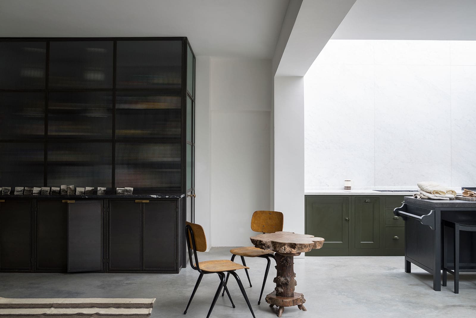  Luxury kitchen featuring full-height reeded glass screens and bespoke cabinetry