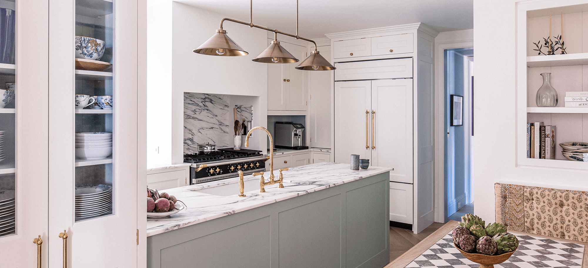  Classic kitchen with white walls and marble counters in Manhattan